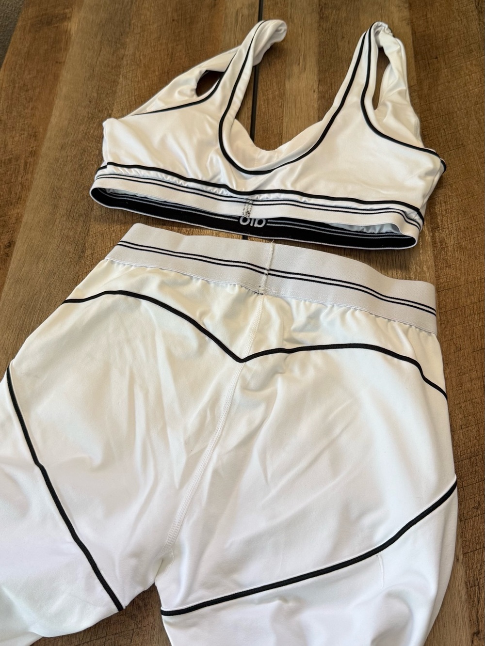 ALO Yoga White Active Set with Black Trim - Picture 6 of 6